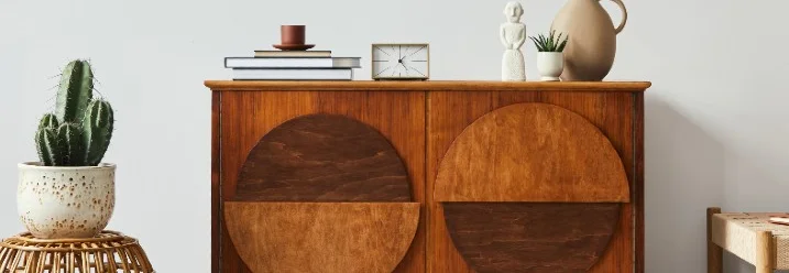 Holzkommode mit runden Mustern